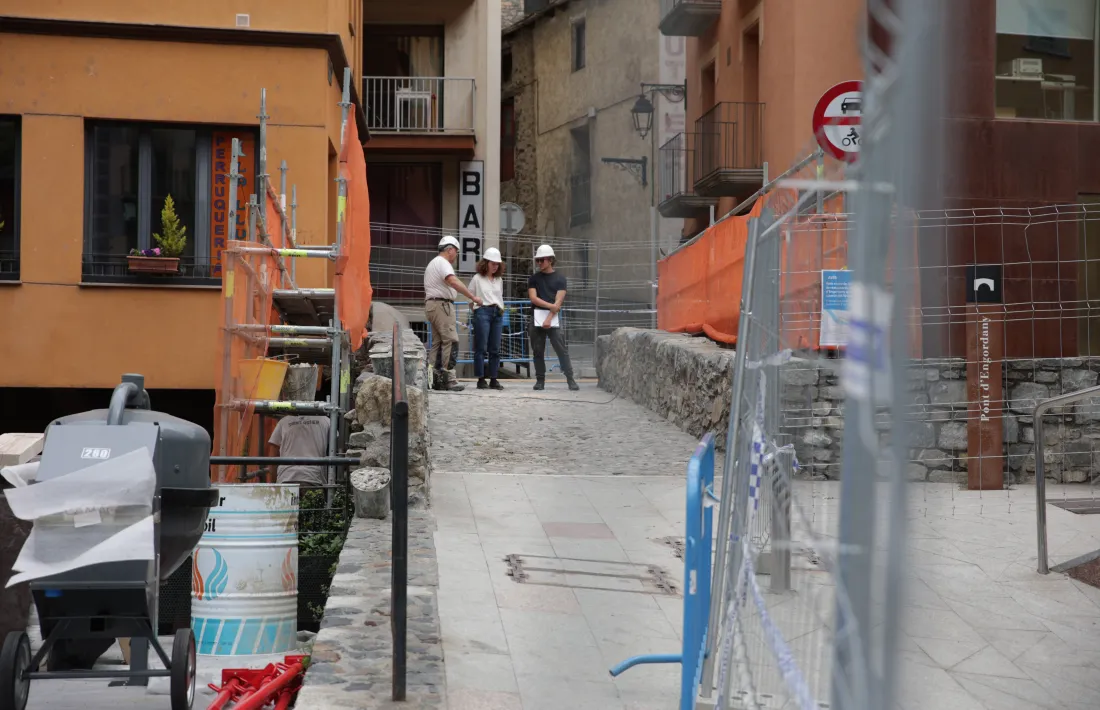 El pressupost global s’enfila als 490.000 euros, i no inclou ni la il·luminació ni l’enjardinament, a càrrec del Comú. El pont Pla i el de Sassanat queden pendents per a una segona fase.