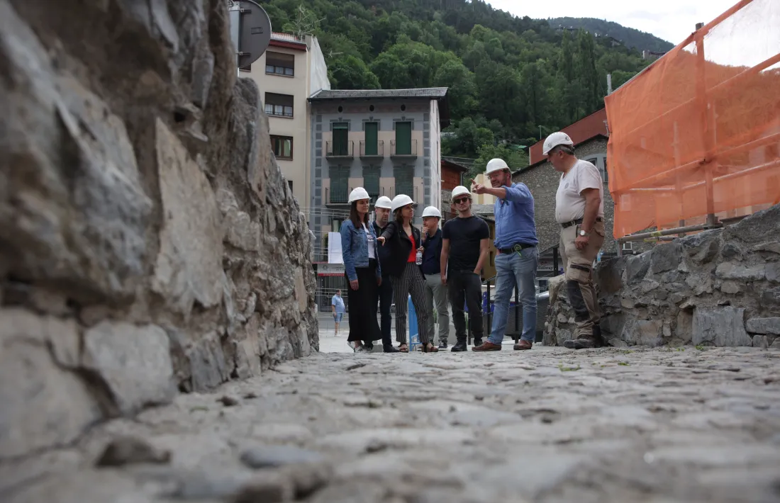 El pressupost global s’enfila als 490.000 euros, i no inclou ni la il·luminació ni l’enjardinament, a càrrec del Comú. El pont Pla i el de Sassanat queden pendents per a una segona fase.