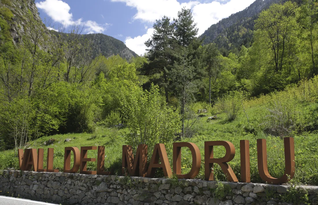 Cartell que indica l'entrada a la vall del Madriu des del pont de la Plana.