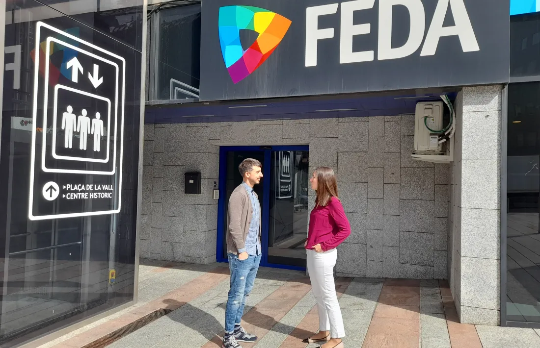 Sergio Millán i Nerea Moreno a les oficines de FEDA del carrer Prat de la Creu.