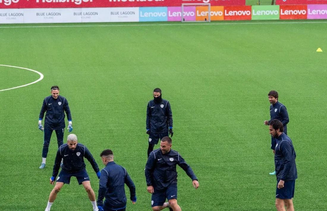 Els jugadors escaldencs entrenant-se sota la pluja a Islàndia.