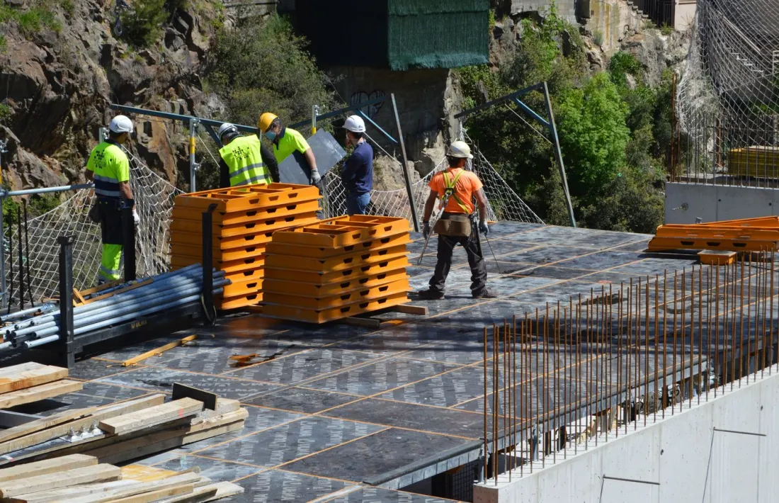 Operaris de la construcció en una obra.