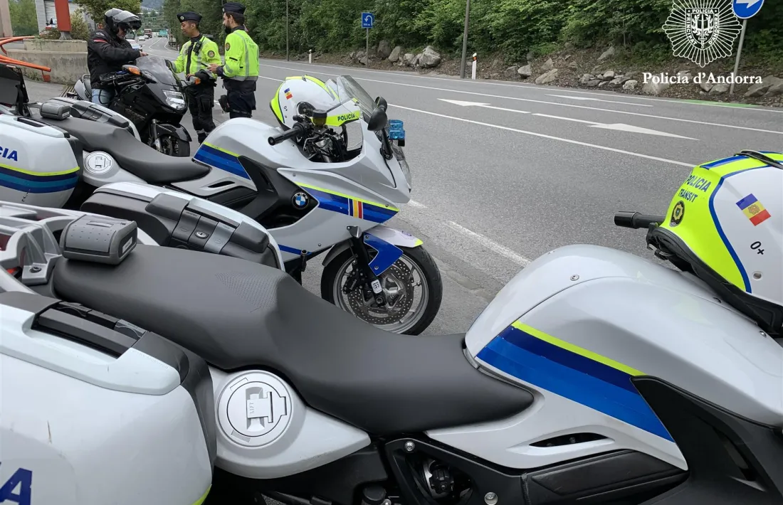 Una patrulla motoritzada realitzant un control a un motorista.