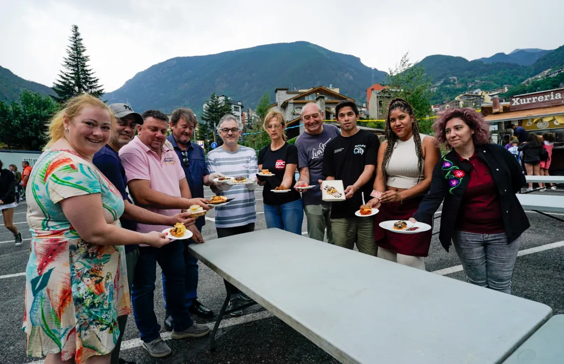 Els restauradors que han participat a la FesTAPA, ahir.