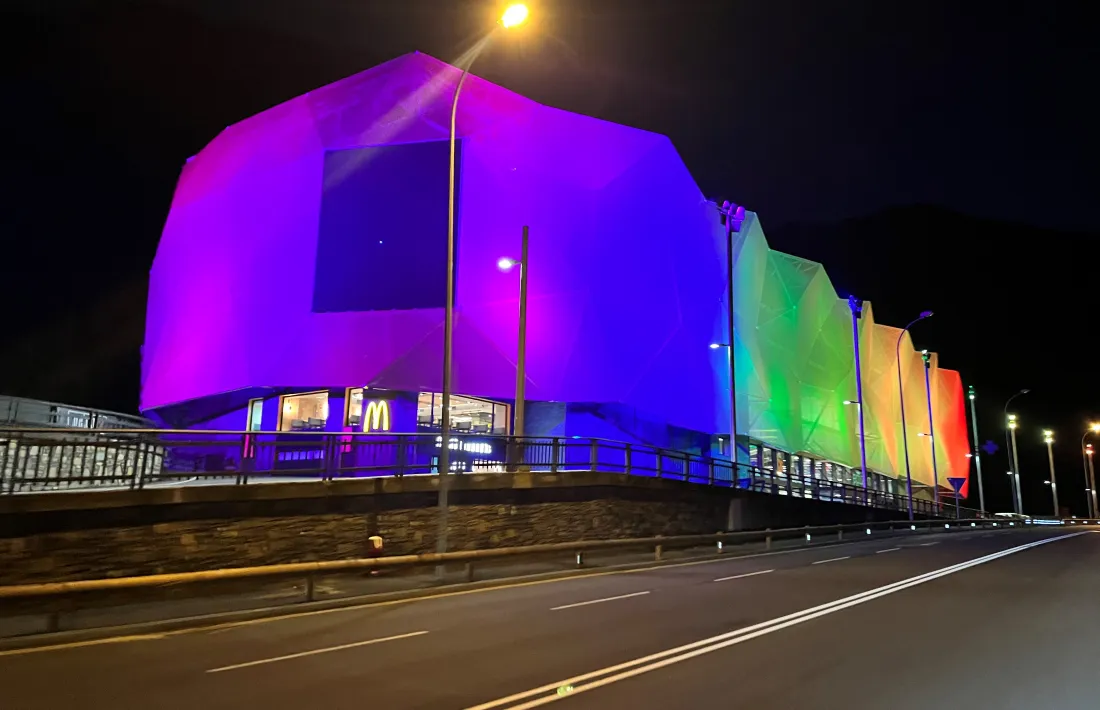 La faça d'Epizen il·luminada amb els colors de l'arc de 