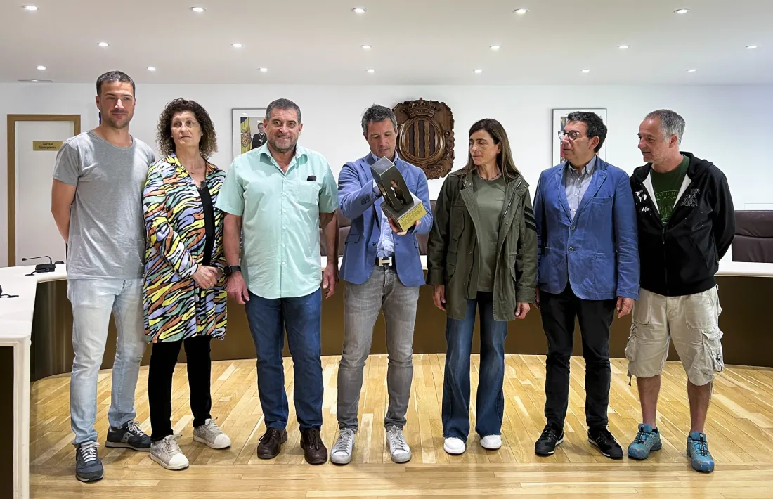 La directiva de l'ECA entrega el trofeu a Astrié i Canturri.