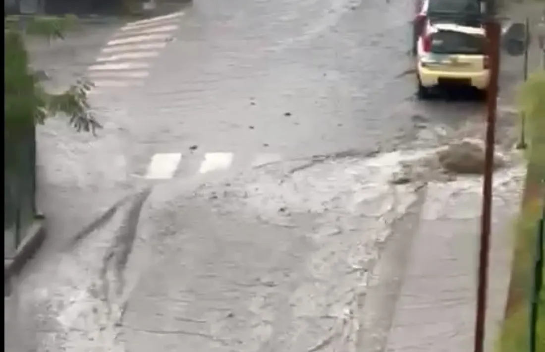 L'aigua baixant per un carrer de Sant Julià.