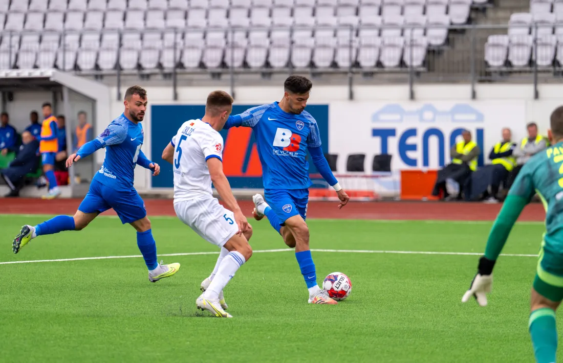 Rodrigo Piloto es desfà del seu marcador i remata a porteria en el partit d’ahir entre l’Atlètic Club Escaldes i el Buducnost disputat a Islàndia.