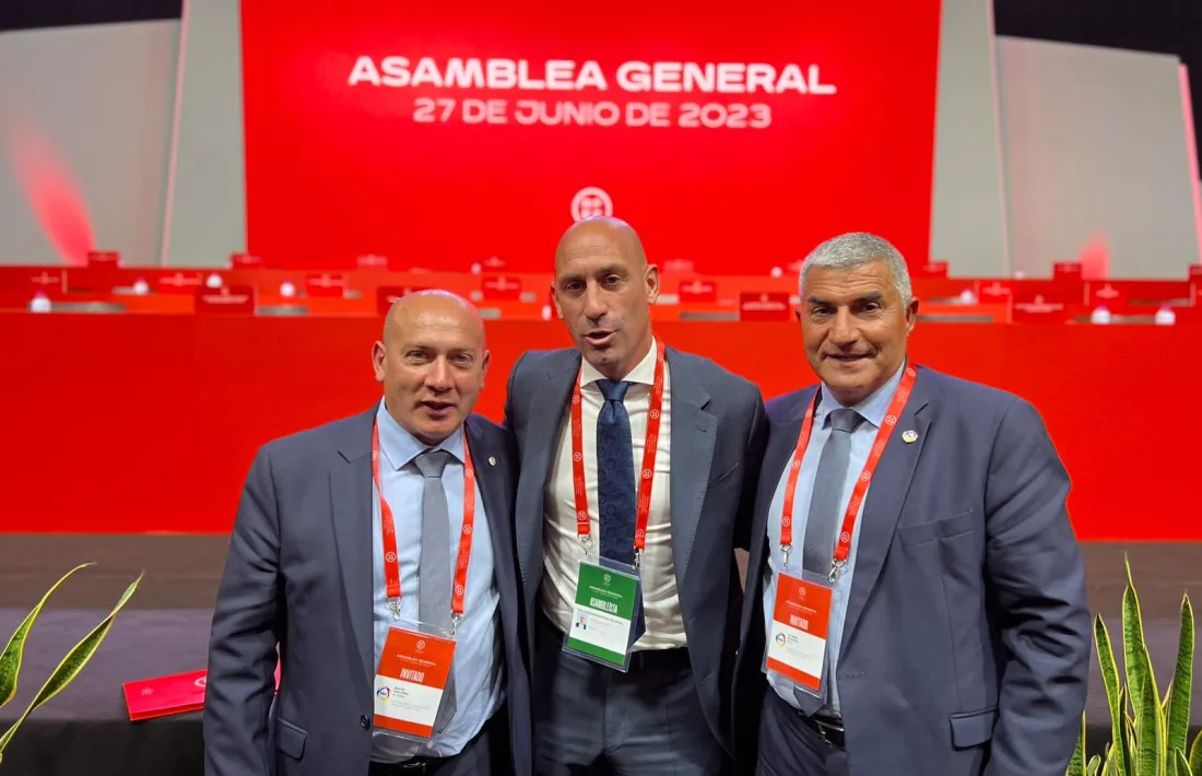 Alfonso Martín i Fèlix Àlvarez amb el president de la RFEF, Luis Rubiales.