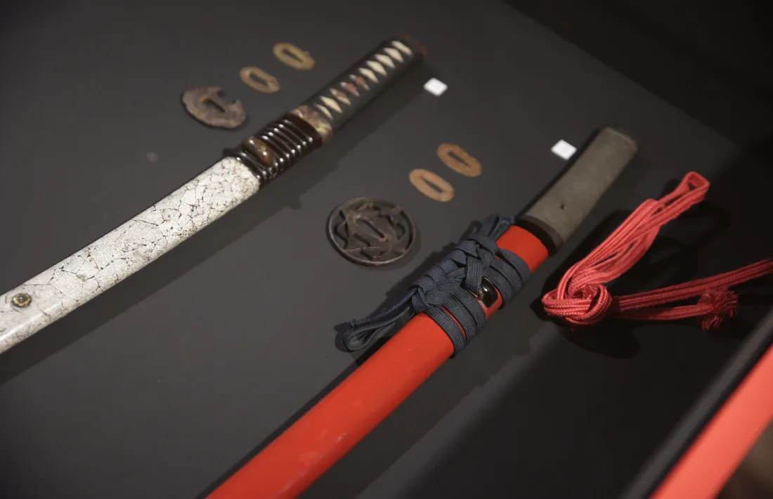 El CAEE exposa dues catanes, l’espasa ritual dels samurais, però sense fulla, per motius administratius.