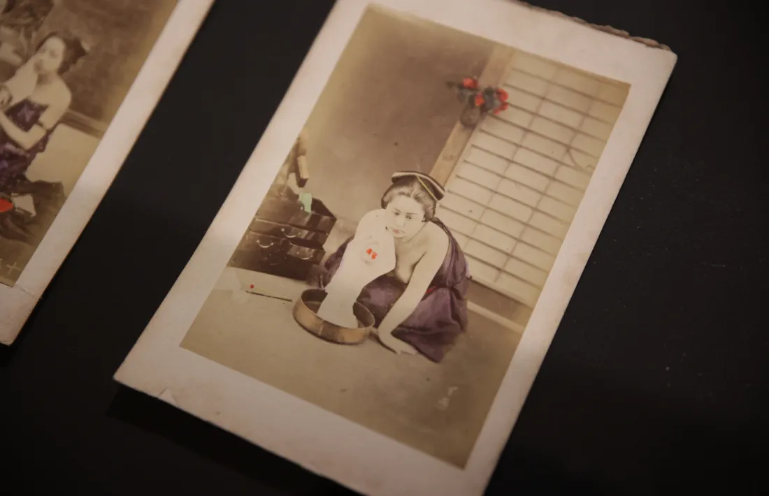 Les fotografies acolorides a mà i inspirades en les ‘ukiyo-e’ van acabar substituint-les.