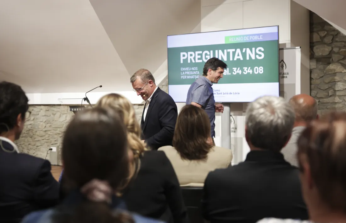 Majoral i Ajona en un moment de la reunió de poble.