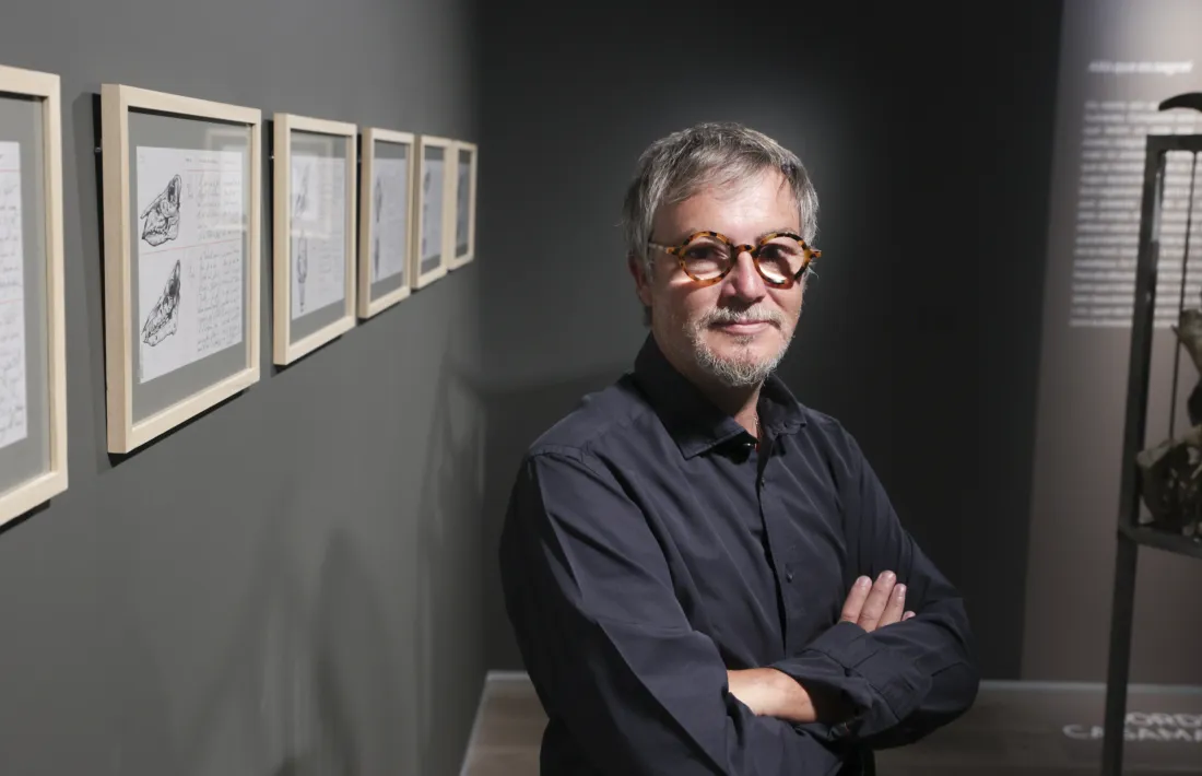 Casamajor, davant de la instal·lació, que inclou l’urna amb els ossos i una desena de dibuixos a llapis.