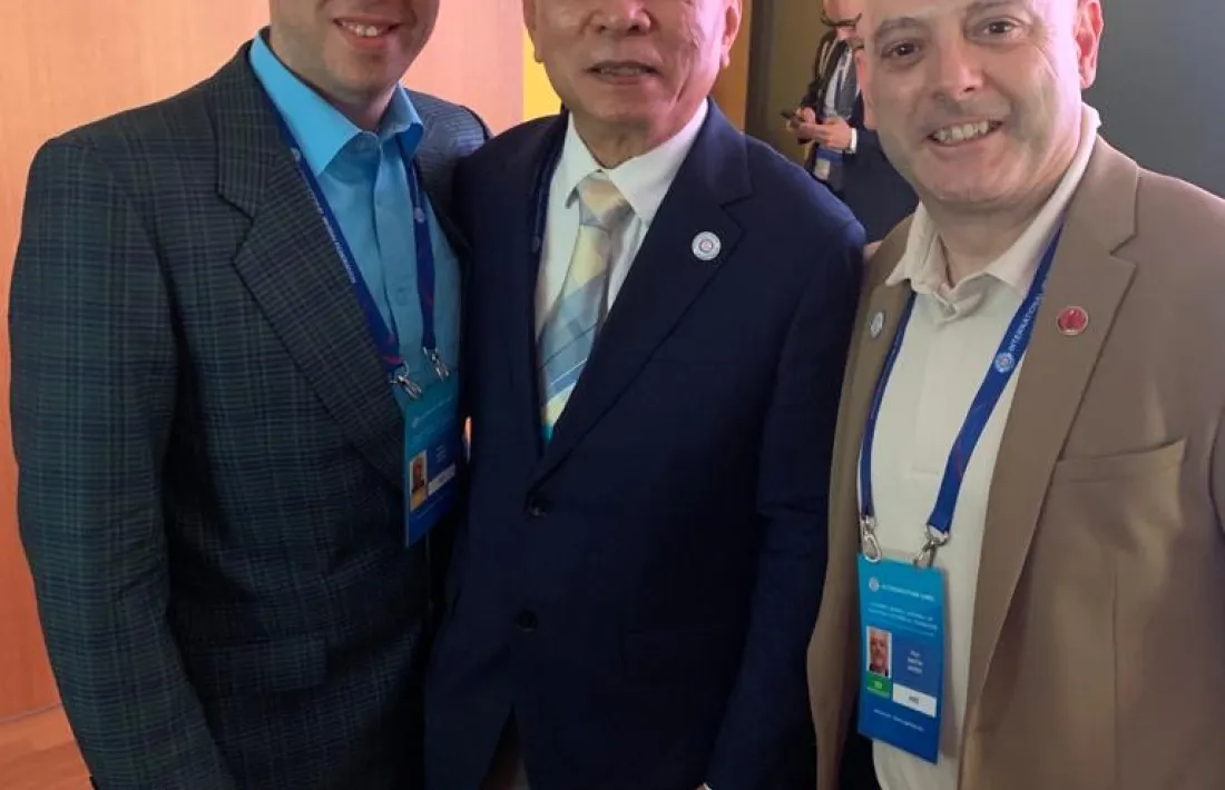 El president i el secretari de la FAWUK, Manel Méndez i Raúl Martín, amb el president de l'IWUF, Anthony Goh.