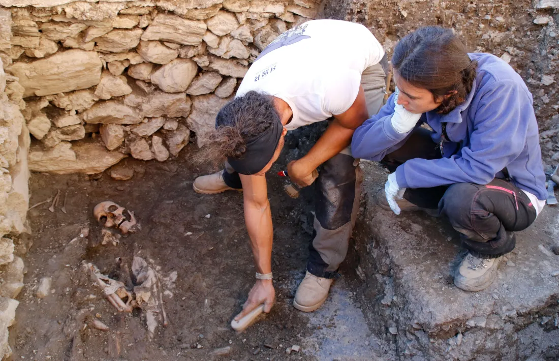 Remolins i Benet van excavar al cementiri antic de Soldeu buscant les restes de Peacock.