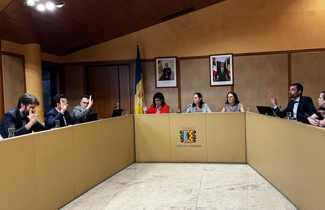 Els membres de la corporació massanenca durant el consell de comú.