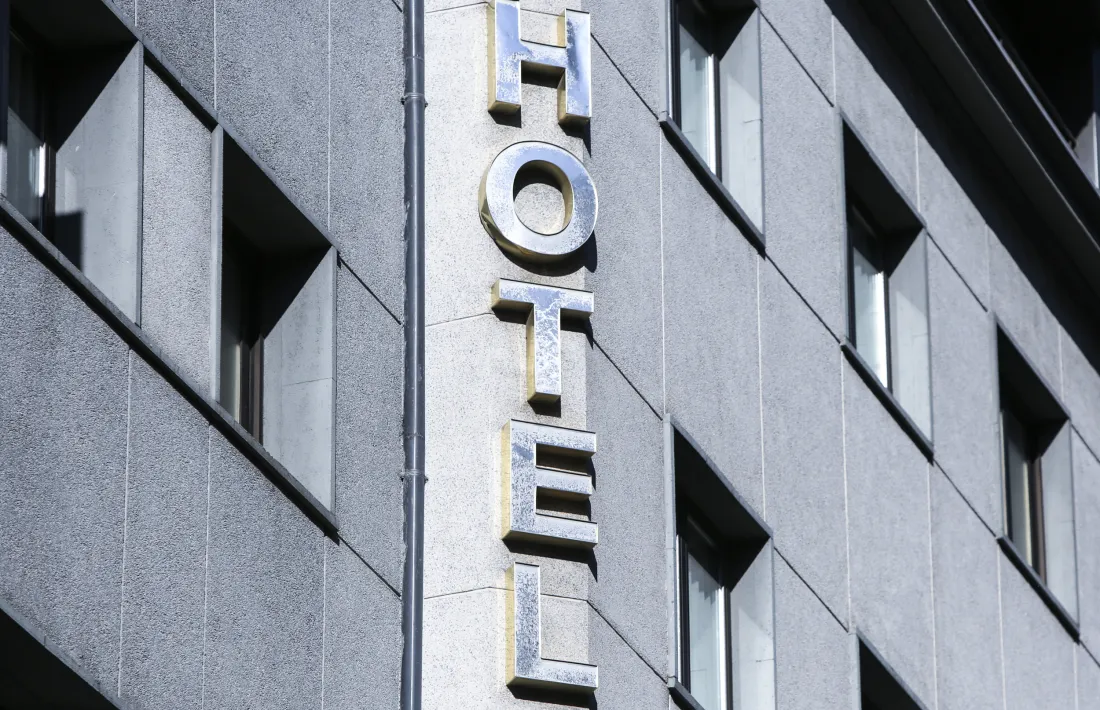 Imatge de la façana d'un hotel del país.