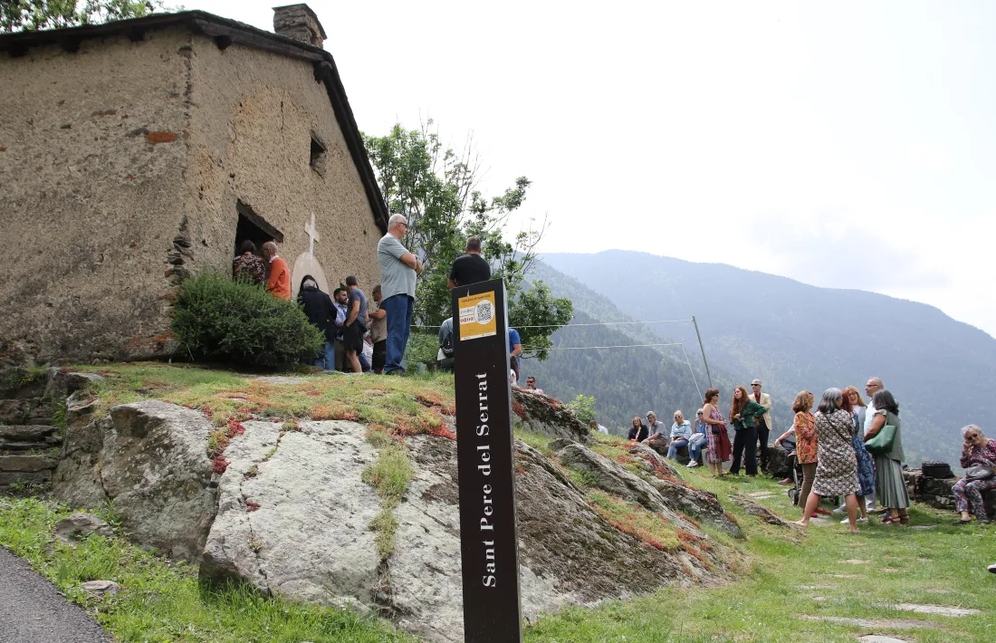 L'església de Sant Pere del Serrat s'ha omplert per celebrar la festivitat.