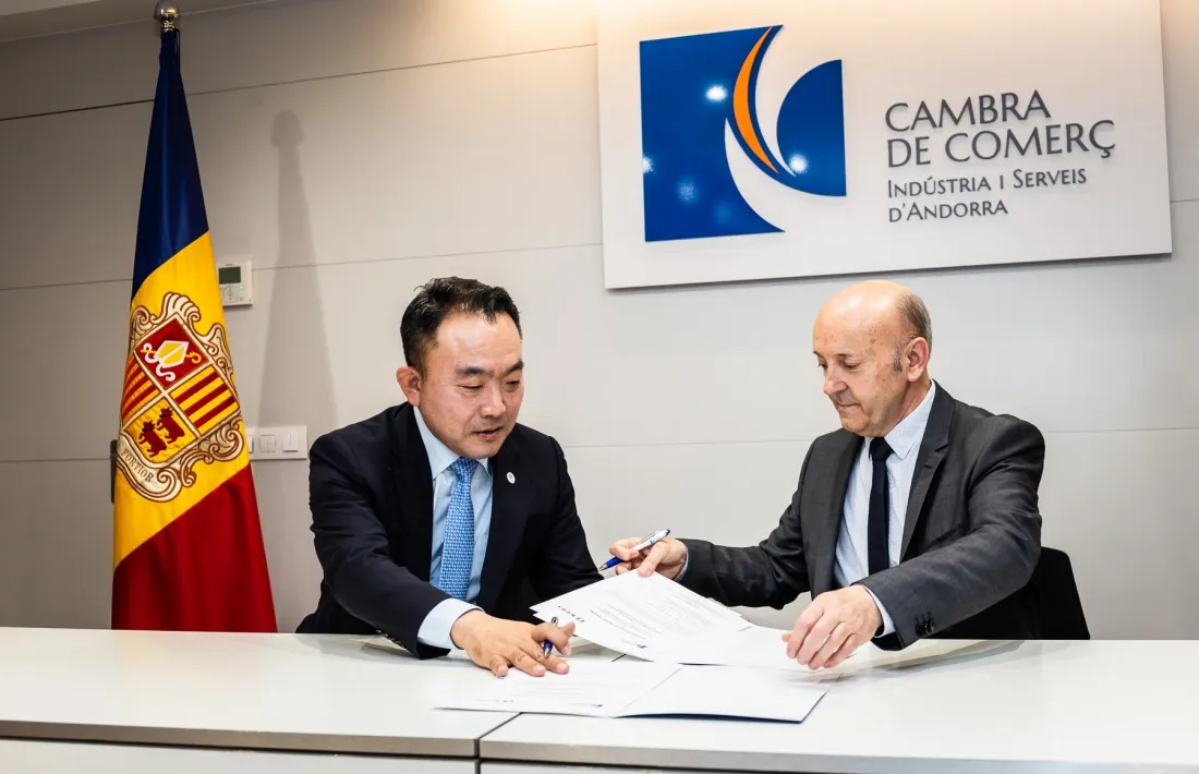 El president de la CCIS, Josep Maria Mas, i el vicepresident de la cambra coreana, Seong Woo Lee, han formalitzat l'acord.