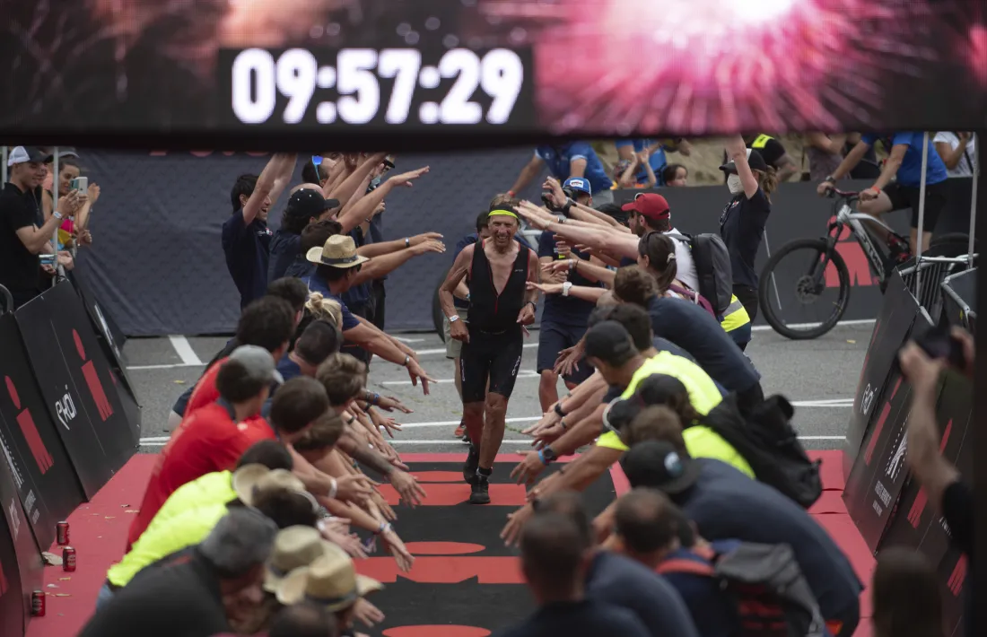 Un dels participants en l’edició de l’any passat de l’Ironman 70.3 arribant  a la meta.