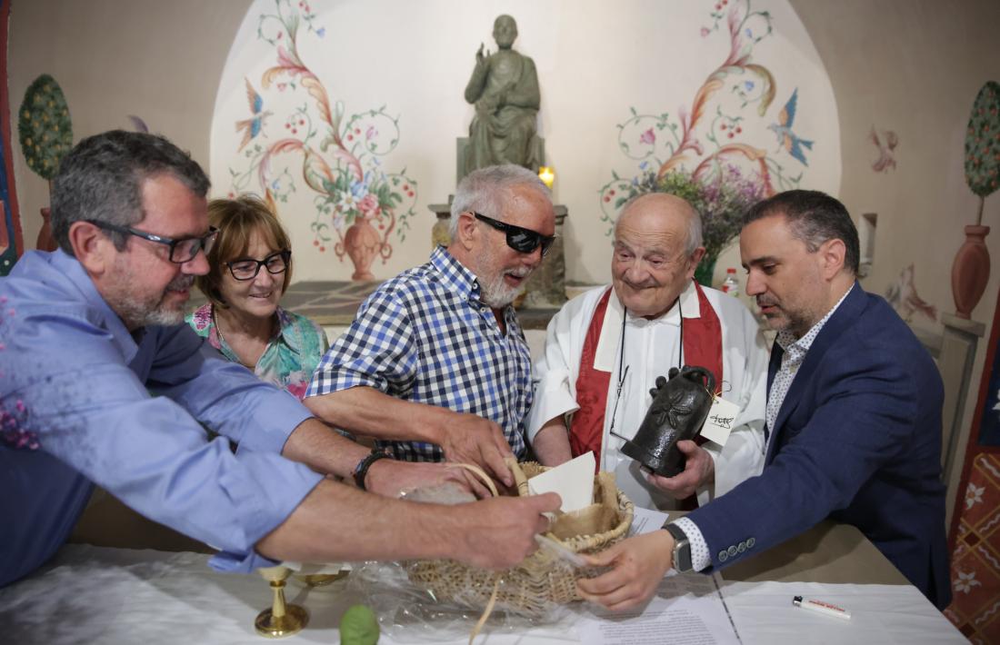 Mossèn Ramon descobrint l'escultura de Toni González que li ha ofert el comú.
