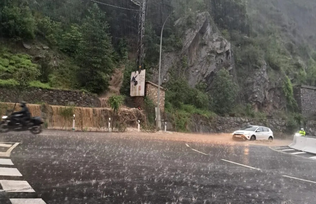 El torrent desbordat a la CG1, a l’altura de la Portalada, a la rotonda d’Epizen.