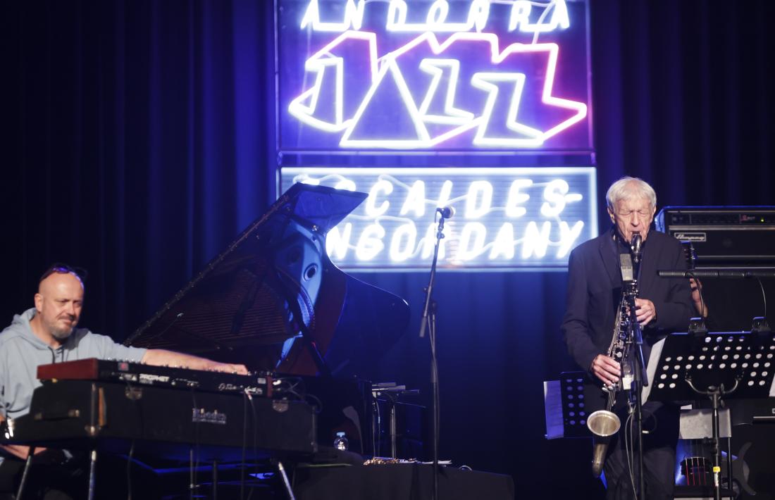 Michel Portal, saxofonista, clarinetista i llegenda del free jazz, ahir al Prat del Roure sota el neó no menys llegendari del festival de jazz.