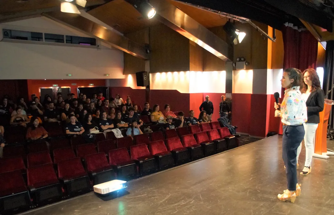 La benvinguda als joves estudiants interins d'estiu del comú d'Encamp a càrrec de la cònsol major, Laura Mas.