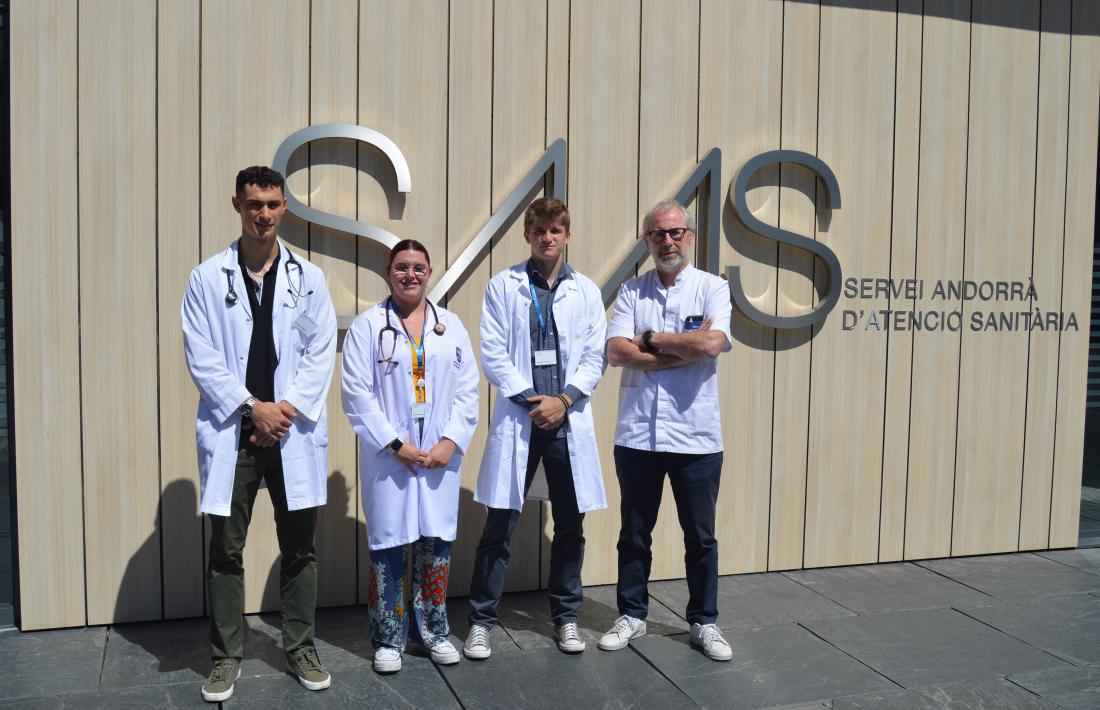 Tres estudiants que acompanyats del director Assistencial del SAAS, el doctor Marcos Gutiérre