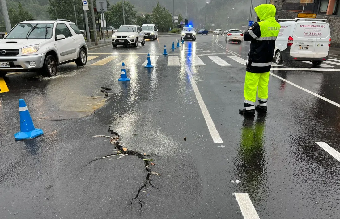 L'esquerda que s'ha fet a l'asfalt a la CG3, prop de la rotonda d'Anyós.