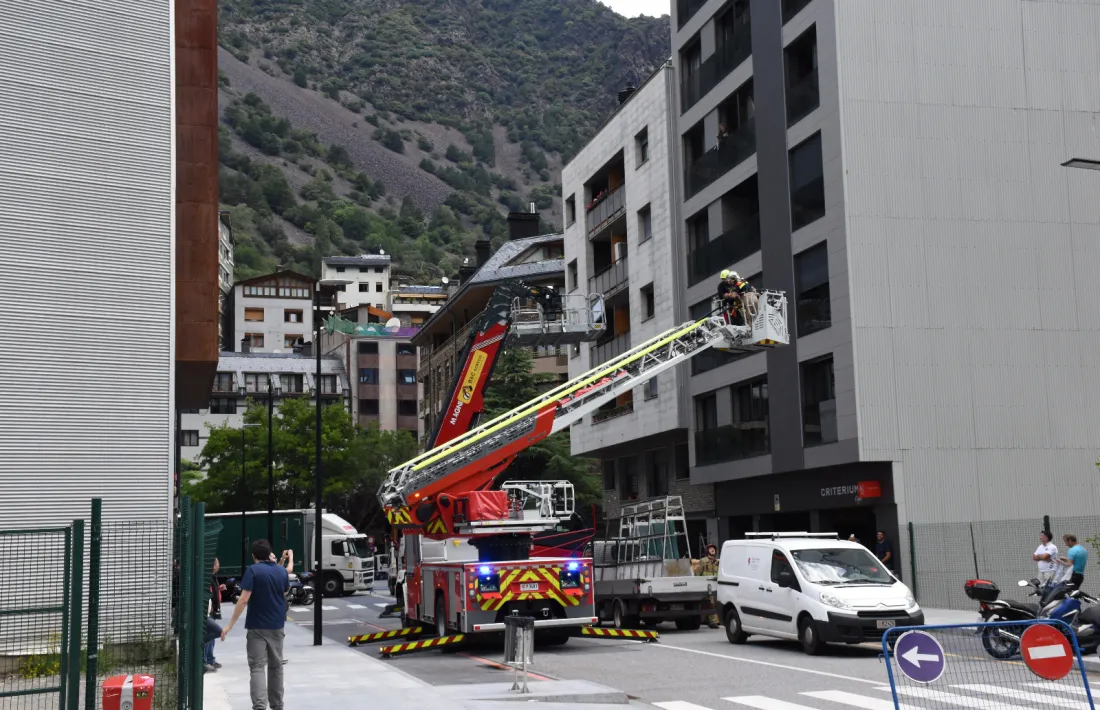 Moment en què els bombers baixen un dels treballadors atrapats a la plataforma.