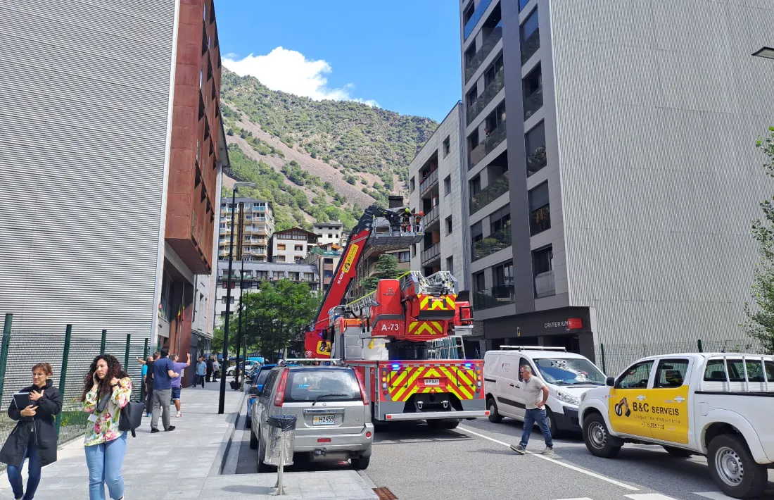 Moment en què arriba el camió escala dels bombers per rescatar els dos treballadors.