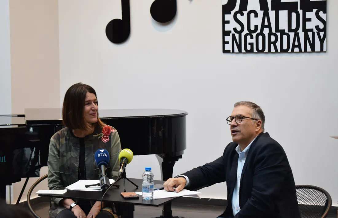 Anna Garcia i Valentí Closa, a la presentació del cartell. 