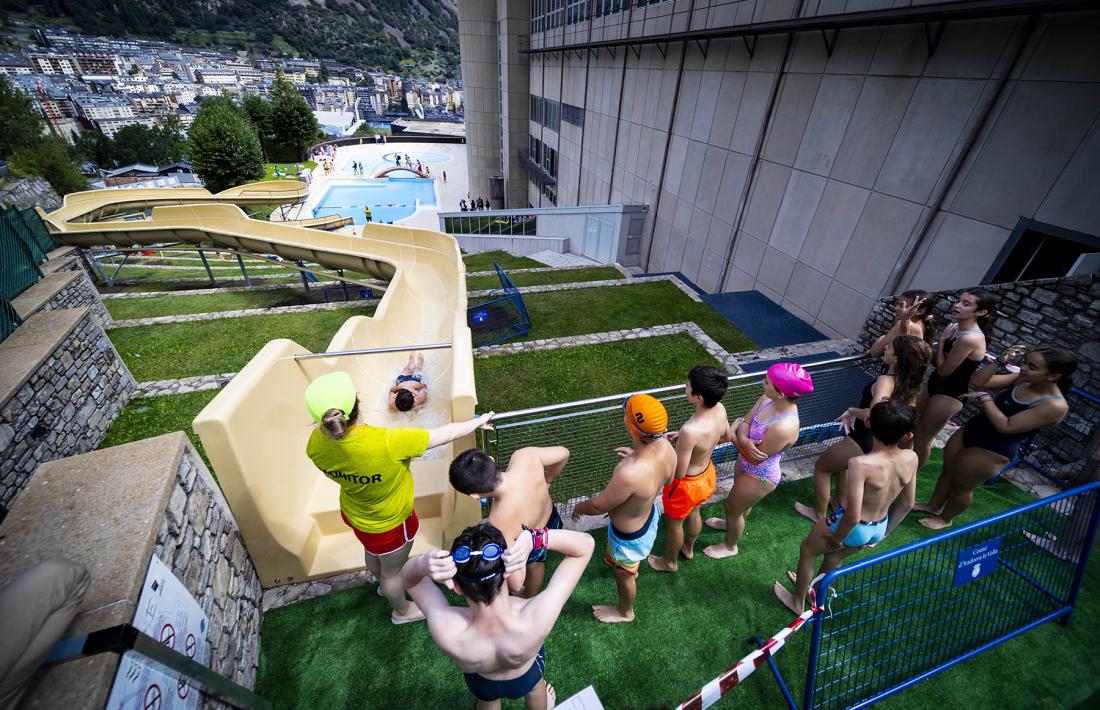 Infants fent cua per poder baixar pel nou tobogan de la piscina exterior dels Serradells.