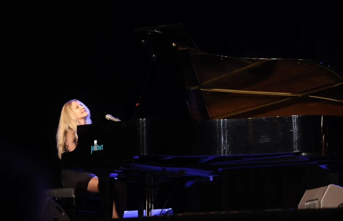 Eliane Elias al Prat del Roure: no en veuran gaires fotografies per les traves que va posar als professionals.