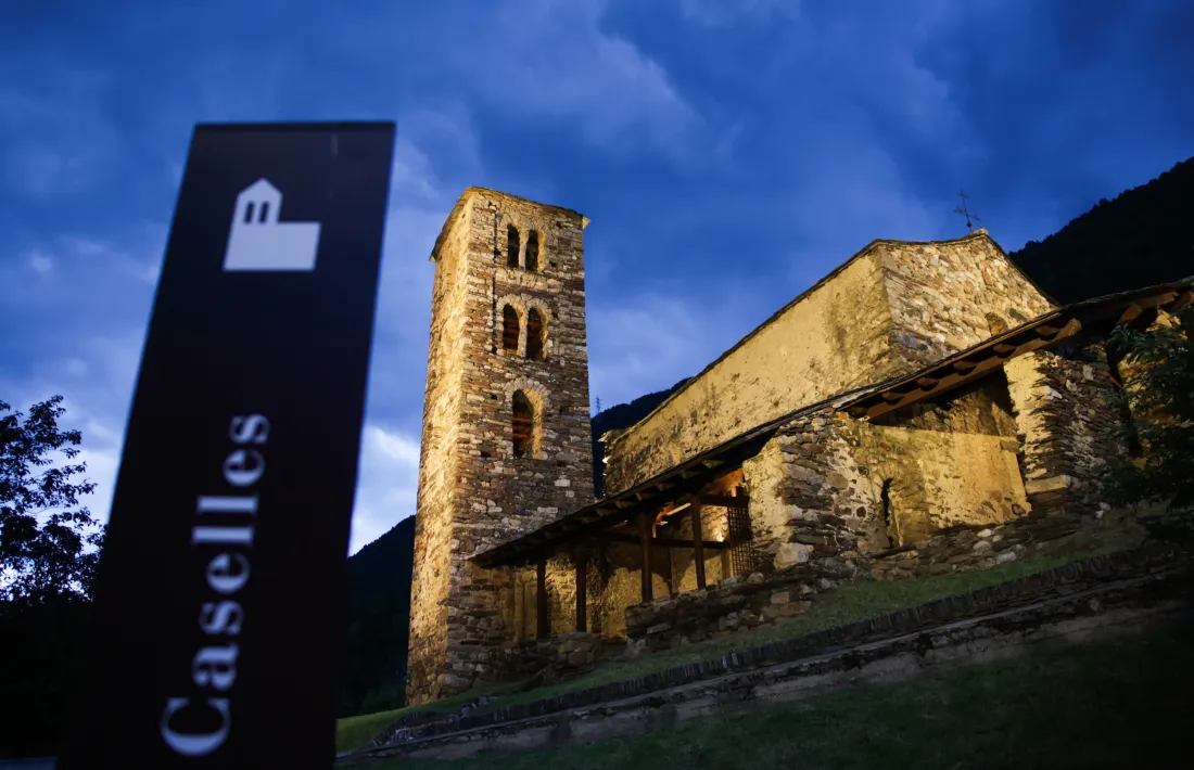 La il·luminació exterior culmina tota la intervenció realitzada al temple canillenc. 