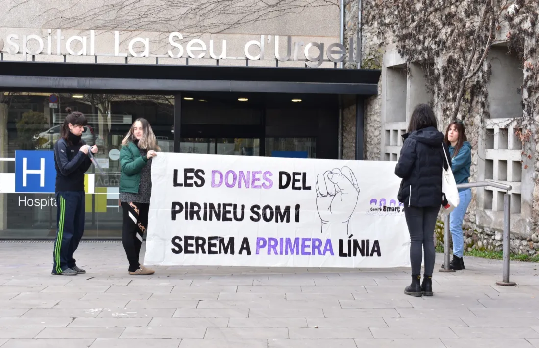 Membres del col·lectiu feminista alturgellenc, davant la porta de l'hospital de la Seu. 