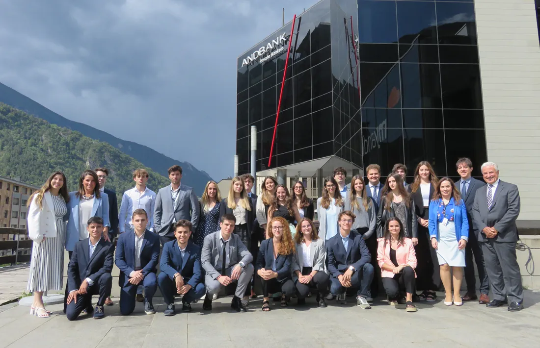 Alguns dels becaris amb els directius de l'entitat.