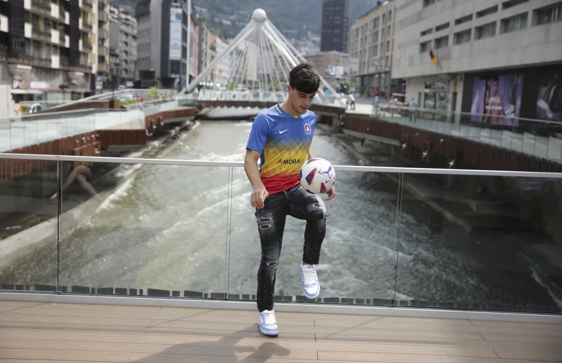 El jugador cedit pel Celta Julen Lobete fa els primers tocs de pilota amb la samarreta tricolor a la plaça de la Rotonda.