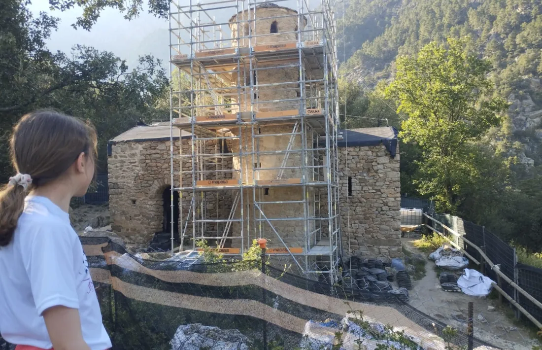 A més de reconstruir el campanar, la intervenció s’ha aprofitat per renovar el llosat i restituir el paviment original de la nau.