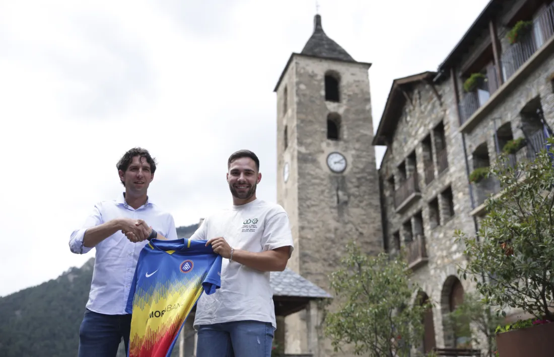 El director esportiu de l’FC Andorra, Jaume Nogués, amb Migue Leal, ahir a Ordino.