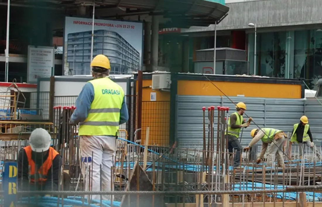 Treballadors de la construcció en una obra.