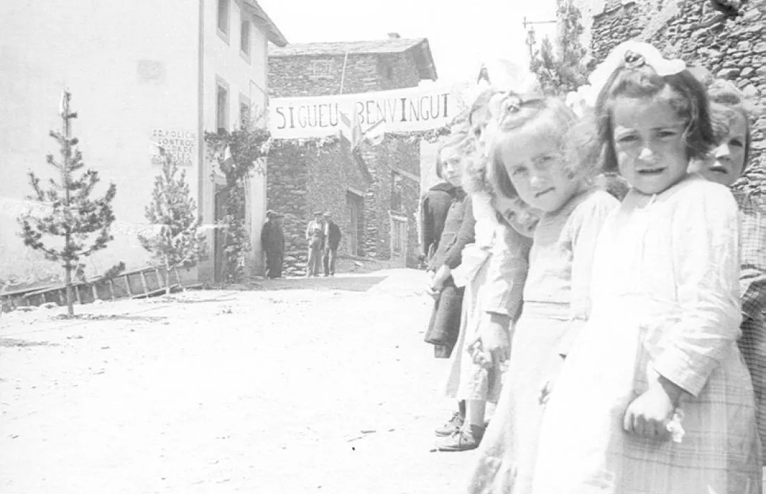 24 de juny del 1941: les nenes de Canillo esperen l’arribada del delegat dels Pirineus Orientals.