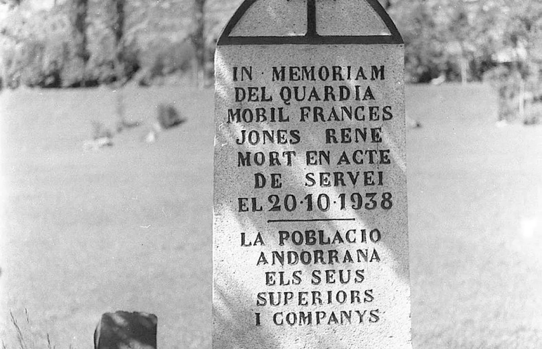 Monòlit en honor del guàrdia Jones, caigut en acte de servei.