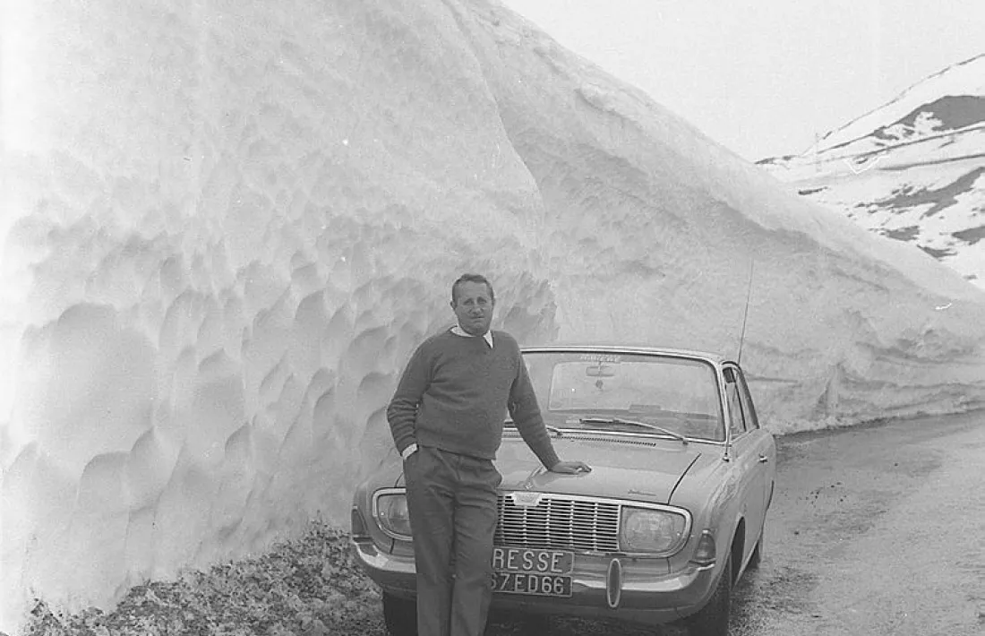 1967: Ribière al port d'Envalira, amb matrícula de fotoreporter i envoltat de congestes de tres metres d'alçada.