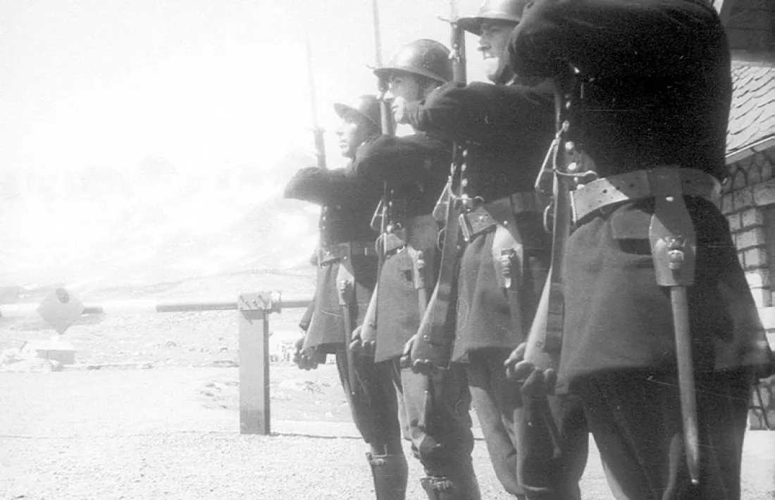 Pas de la Casa, 24 d ejuny del 1941: guàrdia d'honor dels gendarmes al prefecte.