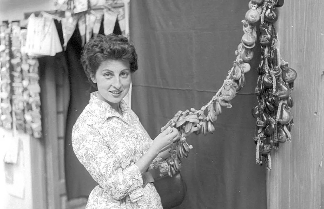 La dona de Ribière,  Micheline Vialle, comprova la qualitat de les castanyoles 'andorranes': pur anys 60.