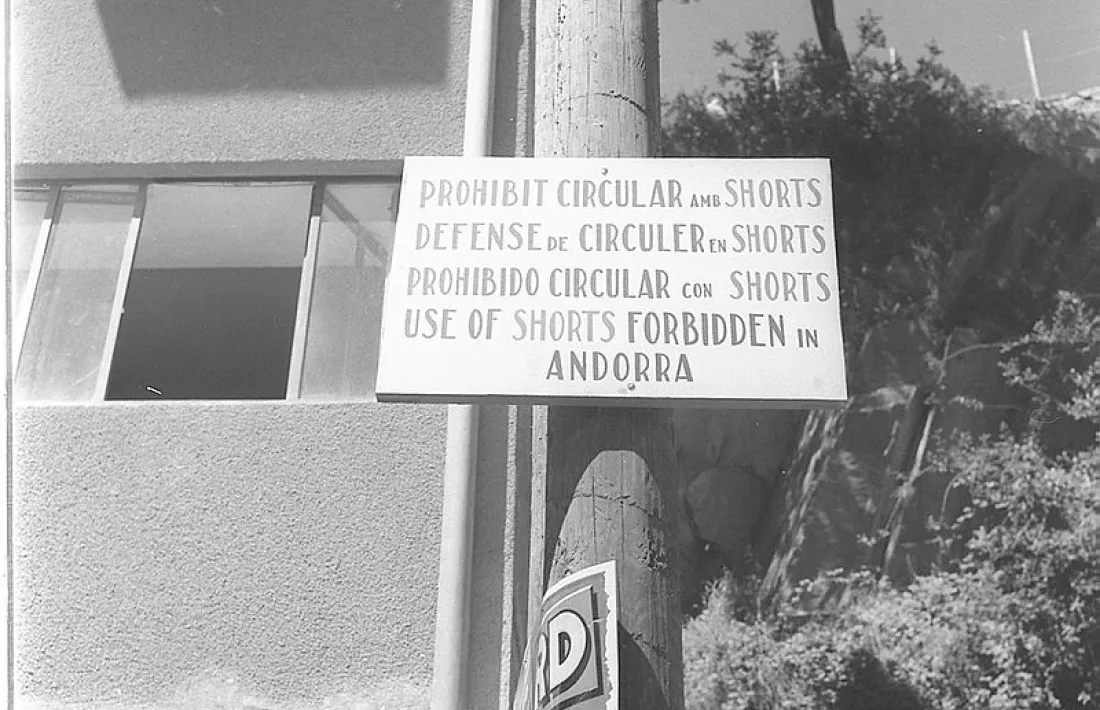 Avís a turistes de moral distreta. Probablement del 1971.
