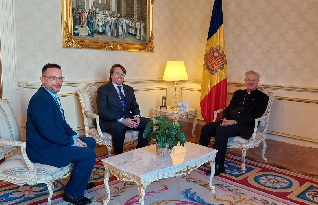 Joan-Enric Vives amb els parlamentaris de CC Carles Naudi i Manuel Linares.