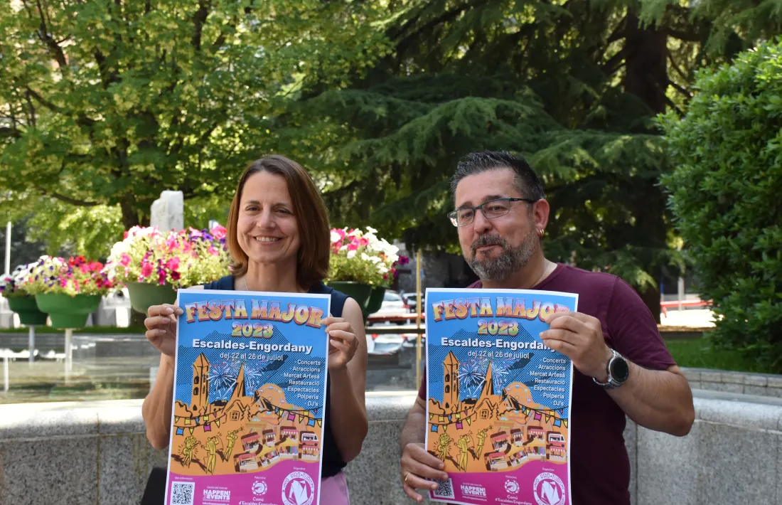 La cònsol major d'Escaldes-Engordany, Rosa Gili, i el president de la Unió Proturisme, Jaume Ambor, amb el cartell de la festa major.